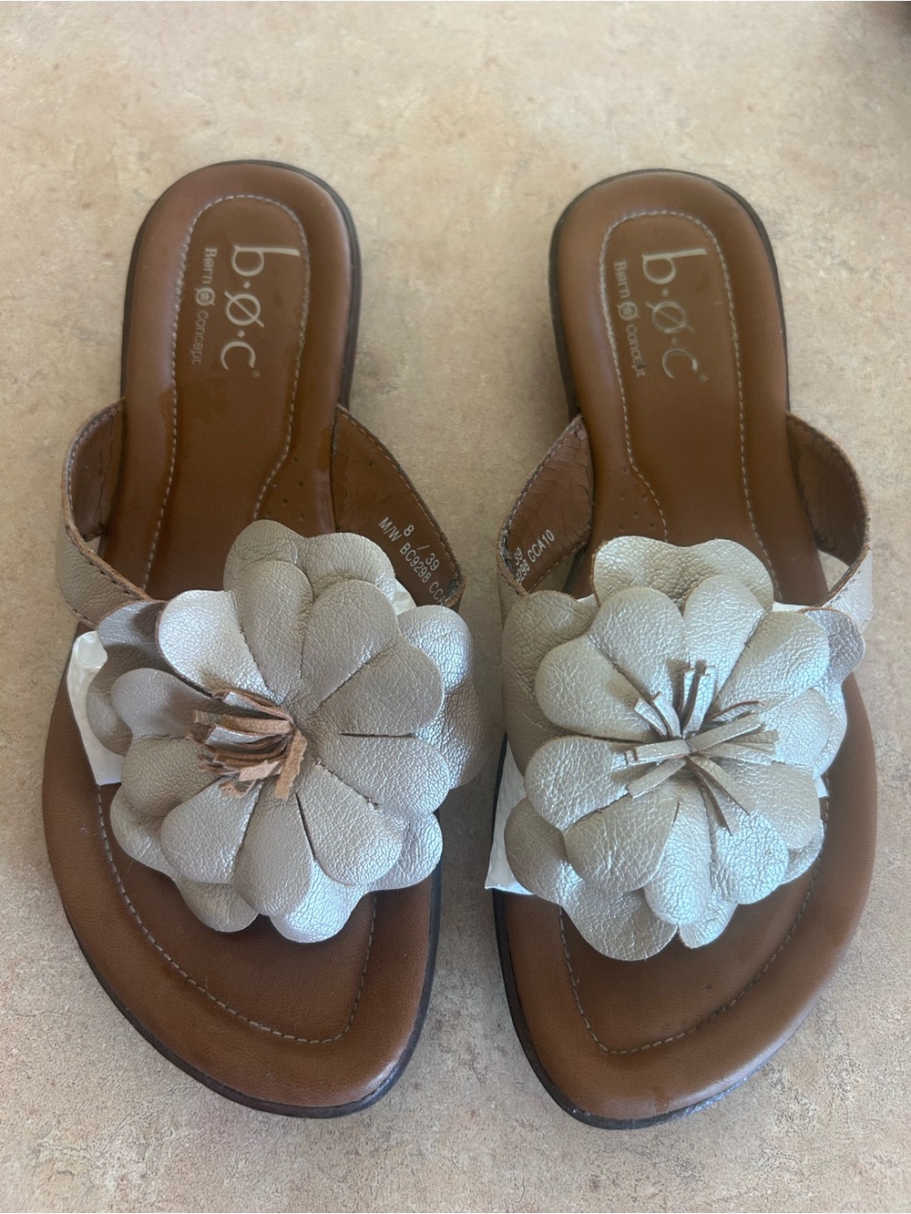 Good Condition cute boc silver flower thong sandals sz8